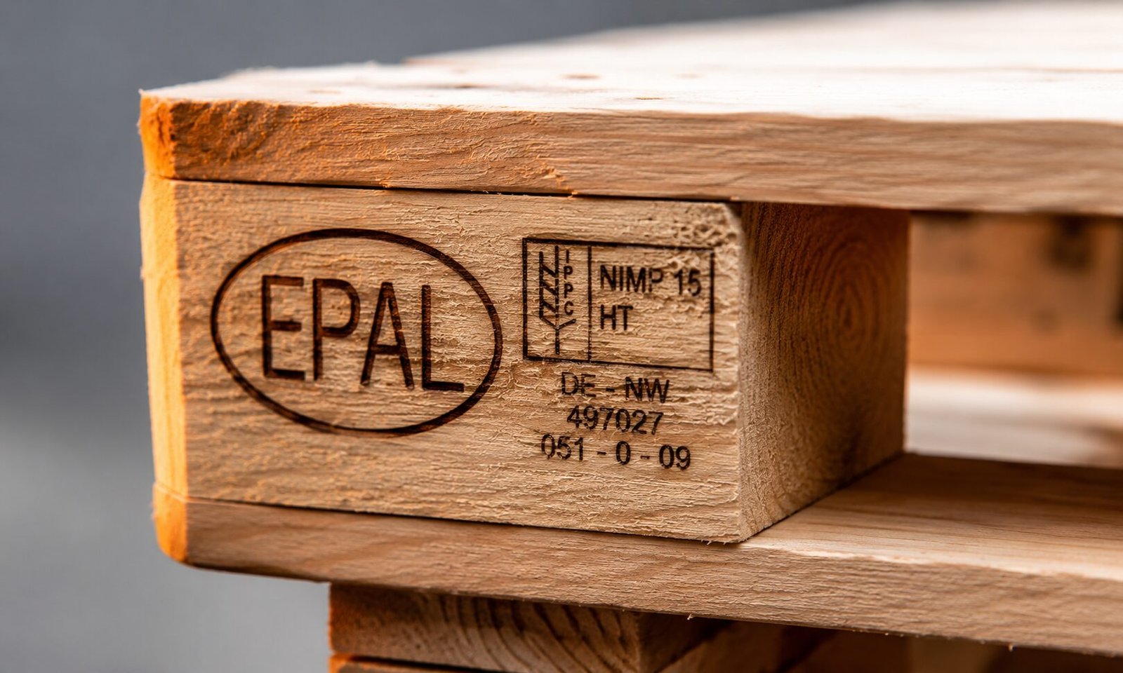 Marquage norme EPAL et NIMP15 sur palette bois certifiée
